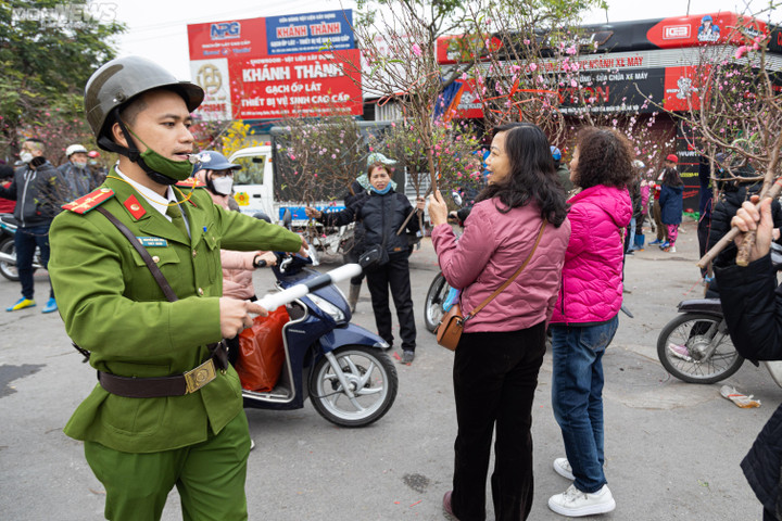 Hà Nội: Khách đổ xô đi mua đào, chợ hoa Lạc Long Quân chật kín chiều 27 Tết - 4