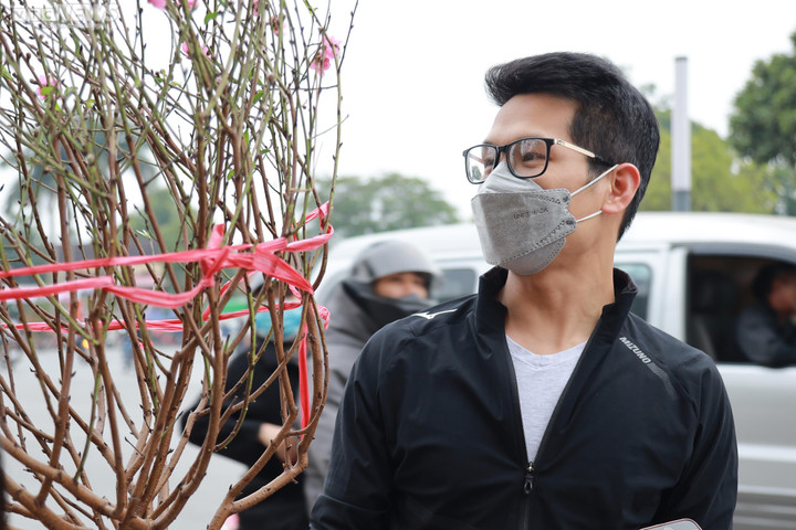 Hà Nội: Khách đổ xô đi mua đào, chợ hoa Lạc Long Quân chật kín chiều 27 Tết - 14