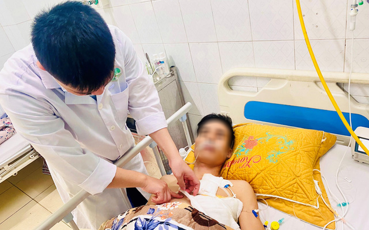 Người đàn ông bị thủng tim do lưỡi cưa văng vào ngực - 1