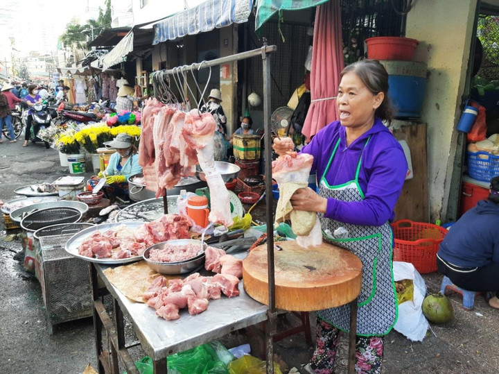 Cận Tết, nhiều mặt hàng thiết yếu tăng giá - 3