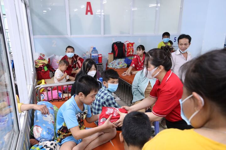 Mang Tết ấm áp đến những hoàn cảnh khó khăn - 1