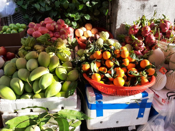 Cận Tết, nhiều mặt hàng thiết yếu tăng giá - 2