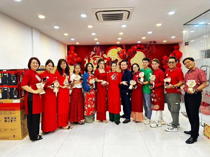 Sao Việt 20/1: Xuân Bắc tới tặng quà Tết cho Công Lý lúc nửa đêm - 2