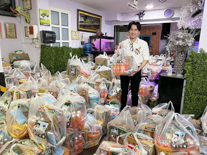 Sao Việt 20/1: Xuân Bắc tới tặng quà Tết cho Công Lý lúc nửa đêm - 7