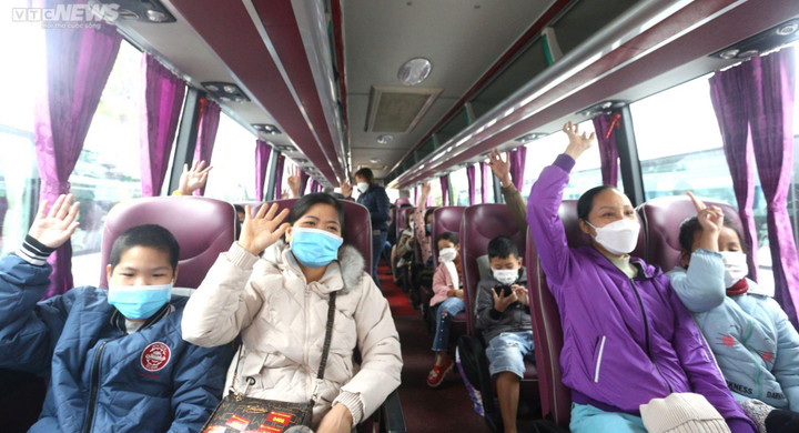 Đà Nẵng tổ chức 70 chuyến xe đưa công nhân khó khăn về quê đón Tết - 1