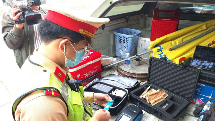 Theo chân CSGT kiểm tra nồng độ cồn, ma túy trên cao tốc ngày giáp Tết - 8