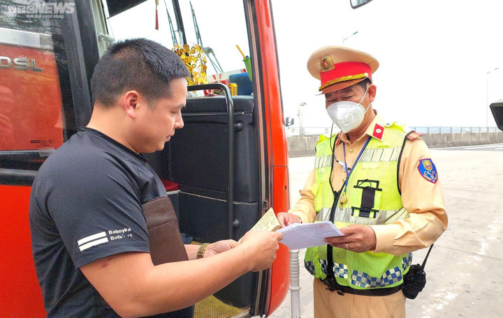 Theo chân CSGT kiểm tra nồng độ cồn, ma túy trên cao tốc ngày giáp Tết - 2