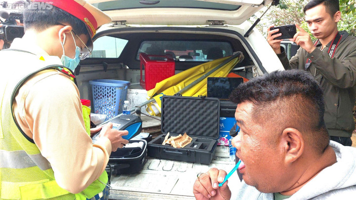 Theo chân CSGT kiểm tra nồng độ cồn, ma túy trên cao tốc ngày giáp Tết - 7