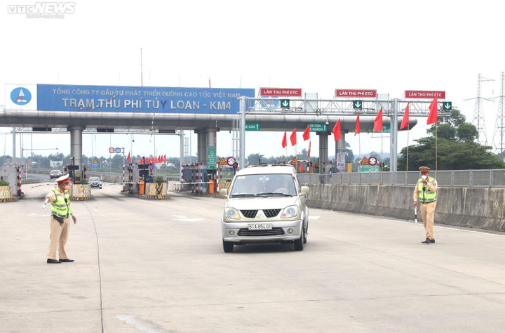 Theo chân CSGT kiểm tra nồng độ cồn, ma túy trên cao tốc ngày giáp Tết - 5