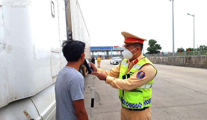 Theo chân CSGT kiểm tra nồng độ cồn, ma túy trên cao tốc ngày giáp Tết - 4