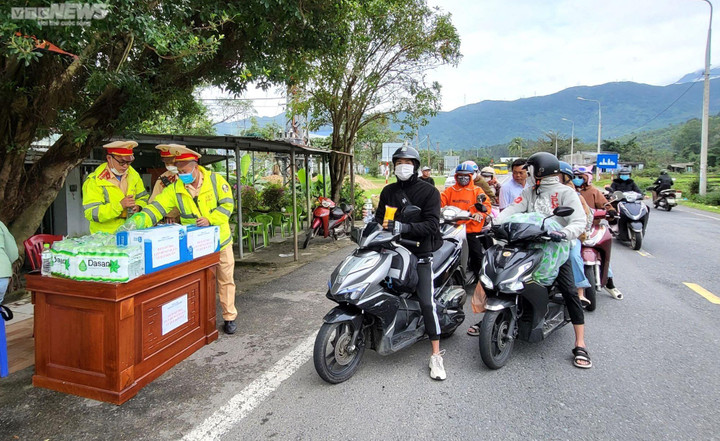 Đà Nẵng tổ chức 70 chuyến xe đưa công nhân khó khăn về quê đón Tết - 2