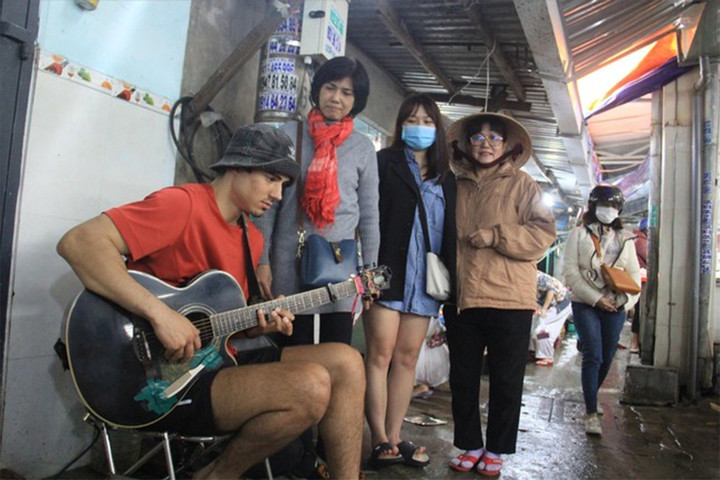 Chàng trai Nam Phi chơi đàn khắp các chợ Việt Nam - 1
