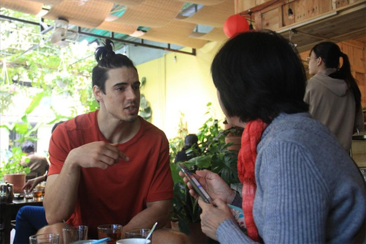 Chàng trai Nam Phi chơi đàn khắp các chợ Việt Nam - 2