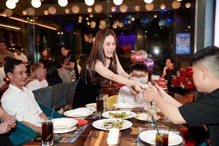 Sao Việt 'chơi lớn' thưởng Tết mạnh tay cho nhân viên - 4