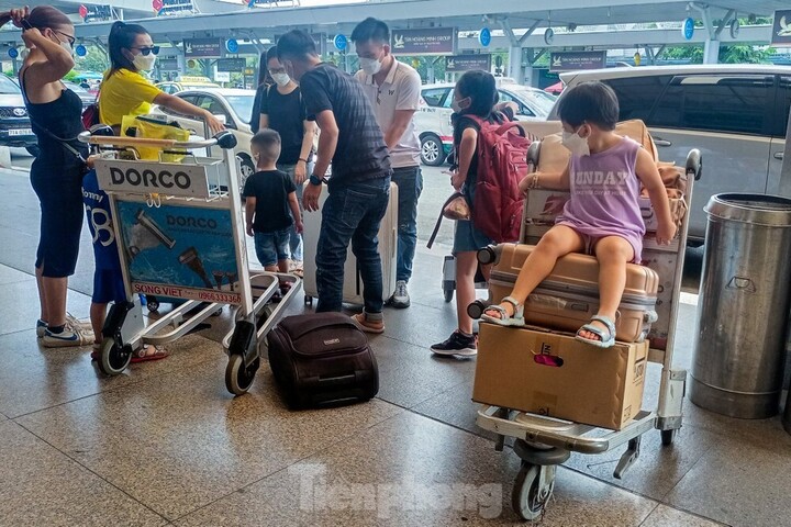 Sân bay Tân Sơn Nhất rất lạ chiều 29 Tết - 4