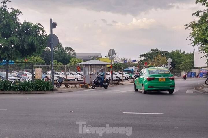 Sân bay Tân Sơn Nhất rất lạ chiều 29 Tết - 12
