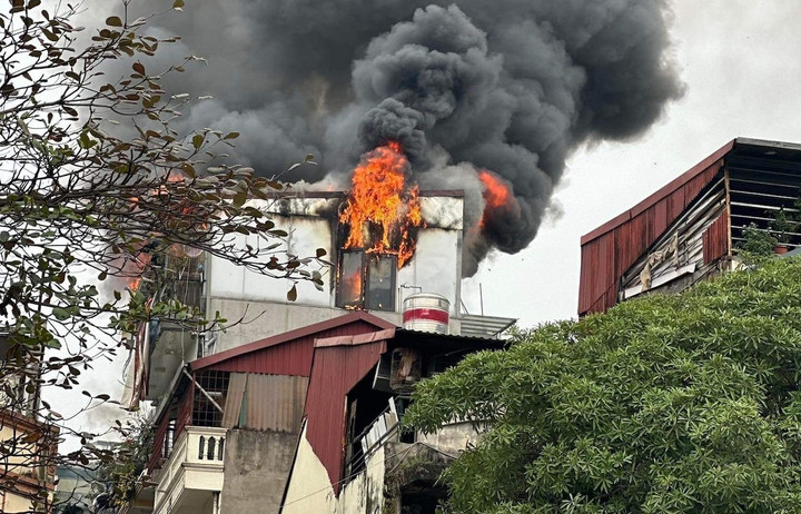 Ngôi nhà trên phố cổ Hà Nội cháy ngùn ngụt chiều 29 Tết - 1