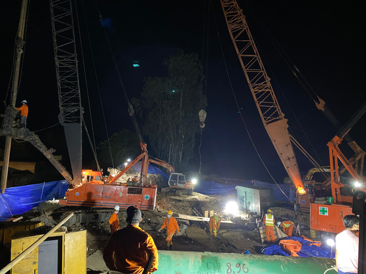  Đưa được thi thể bé trai lọt xuống trụ bê tông ở Đồng Tháp lên mặt đất - 2