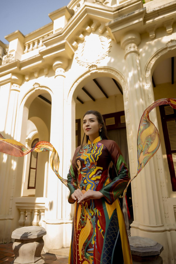 Á hậu Hoàng Thùy Anh khoe sắc với áo dài - 8