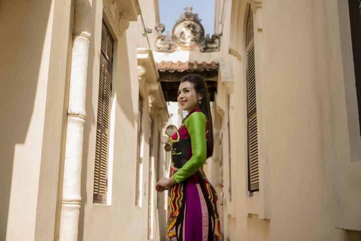 Á hậu Hoàng Thùy Anh khoe sắc với áo dài - 7