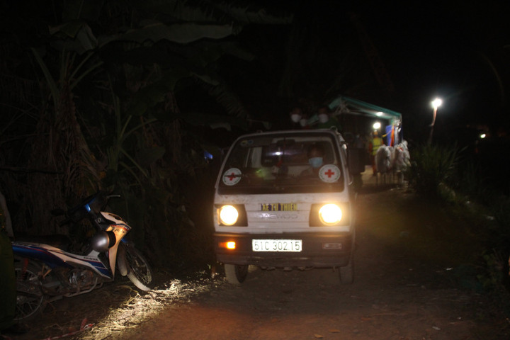  Đưa được thi thể bé trai lọt xuống trụ bê tông ở Đồng Tháp lên mặt đất - 1