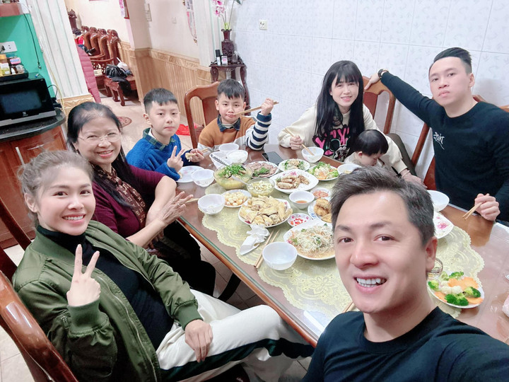 Sao Việt 22/1: Mạnh Trường tình tứ bên vợ, Vân Dung tâm sự ngày Tết - 4