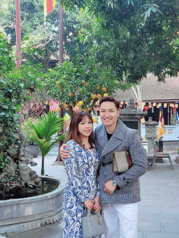 Sao Việt 22/1: Mạnh Trường tình tứ bên vợ, Vân Dung tâm sự ngày Tết - 8