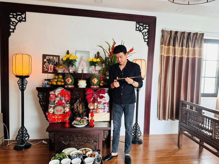 Sao Việt 22/1: Mạnh Trường tình tứ bên vợ, Vân Dung tâm sự ngày Tết - 9