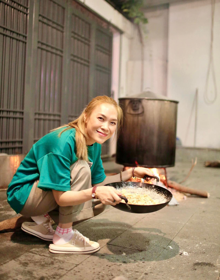 Sao Việt 21/1: Mỹ Tâm, Ngô Thanh Vân trổ tài làm bánh tét ngày Tết - 2