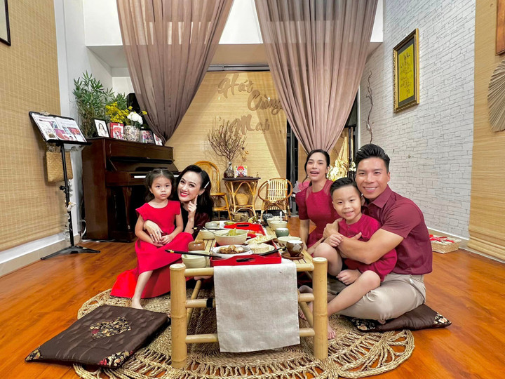 Sao Việt 22/1: Mạnh Trường tình tứ bên vợ, Vân Dung tâm sự ngày Tết - 7