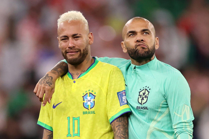 Dani Alves vào tù: Cuộc sống về đêm sau ánh hào quang - 4