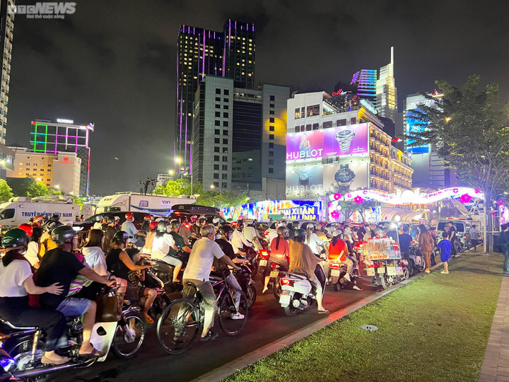 Cả nước đón giao thừa Tết Quý Mão 2023 - 25