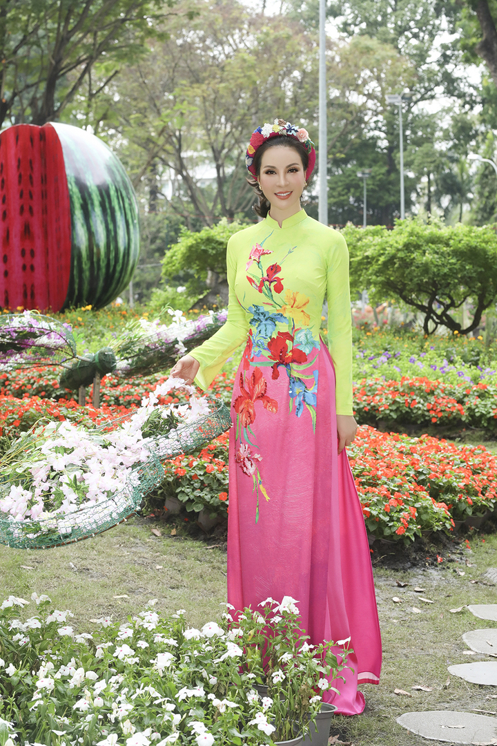 MC Thanh Mai trẻ đẹp diện áo dài dạo phố ngày cuối năm - 6