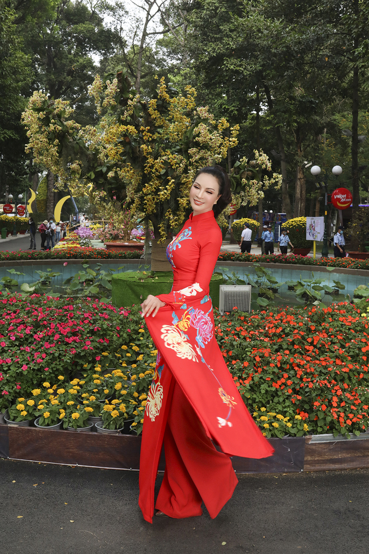 MC Thanh Mai trẻ đẹp diện áo dài dạo phố ngày cuối năm - 4