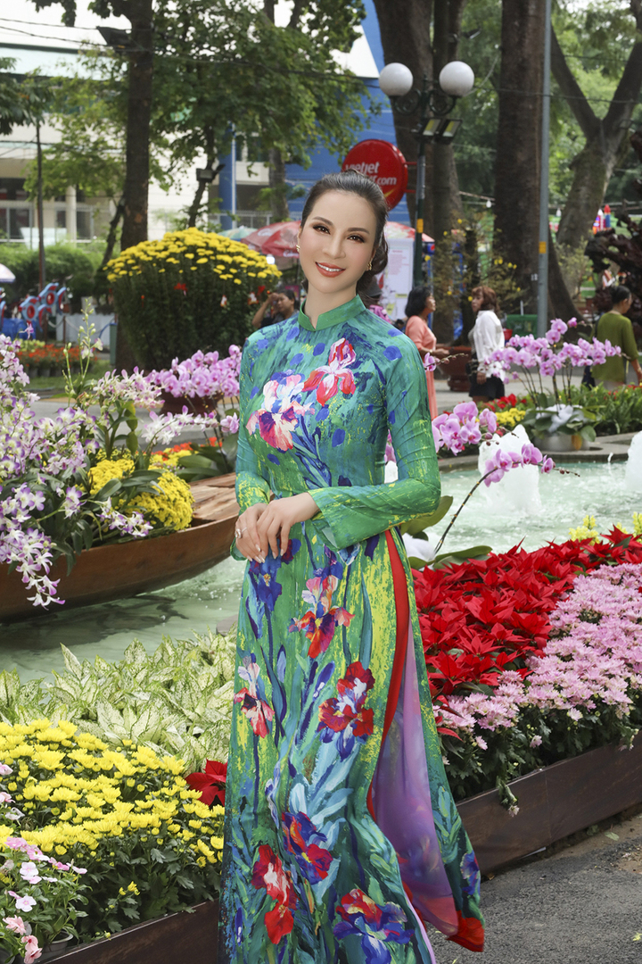 MC Thanh Mai trẻ đẹp diện áo dài dạo phố ngày cuối năm - 2