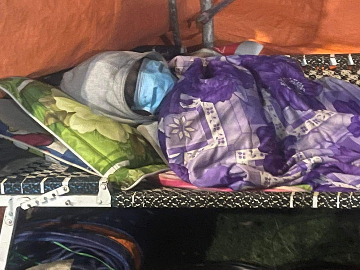 Đêm muộn 29 Tết, tiểu thương gắng gượng ngồi trong gió rét ngóng khách mua hoa - 9