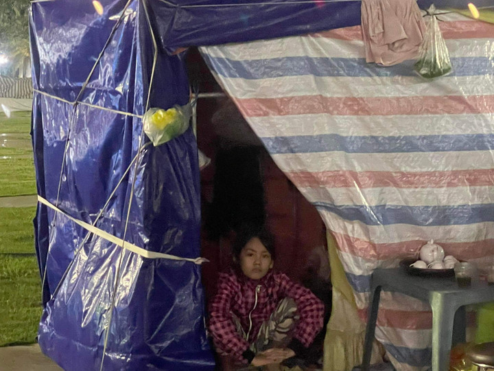 Đêm muộn 29 Tết, tiểu thương gắng gượng ngồi trong gió rét ngóng khách mua hoa - 8