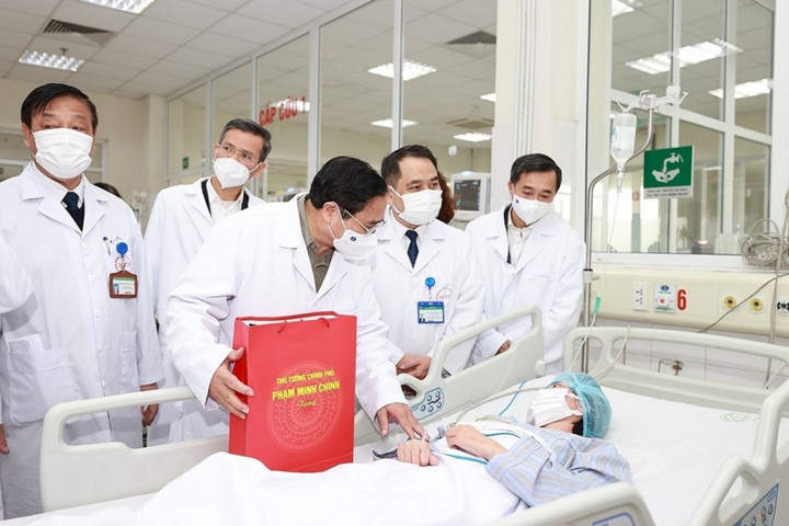Thủ tướng thăm, chúc Tết tại Bệnh viện Bệnh nhiệt đới Trung ương - 4