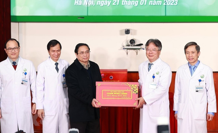 Thủ tướng thăm, chúc Tết tại Bệnh viện Bệnh nhiệt đới Trung ương - 5