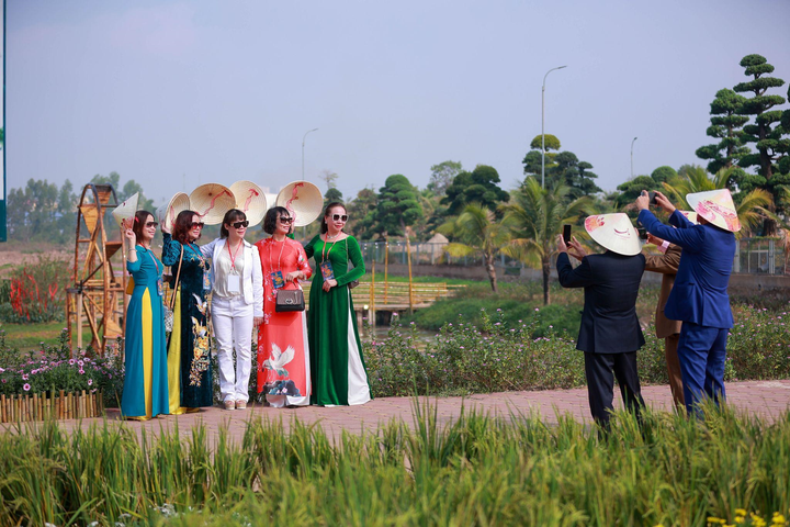 Hà Nội: Rực rỡ với 'bộ sưu tập' áo dài trong ngày đầu năm - 1