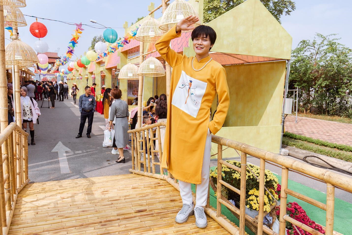 Hà Nội: Rực rỡ với 'bộ sưu tập' áo dài trong ngày đầu năm - 3