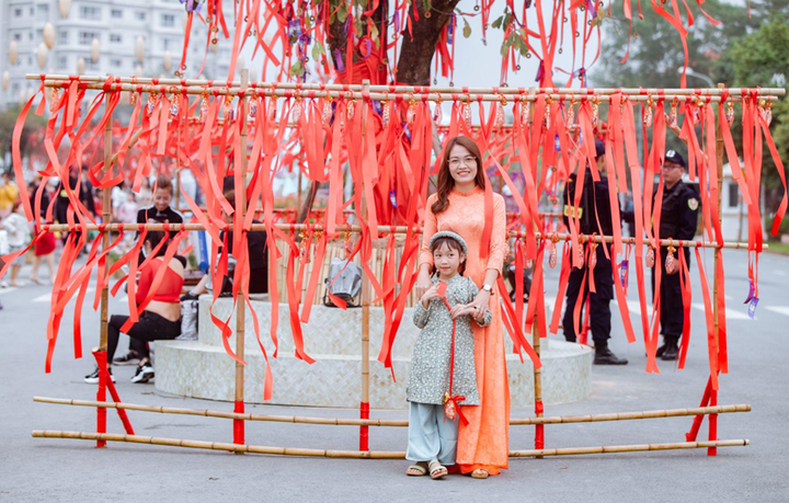 Hà Nội: Rực rỡ với 'bộ sưu tập' áo dài trong ngày đầu năm - 4