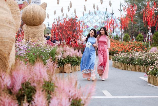 Hà Nội: Rực rỡ với 'bộ sưu tập' áo dài trong ngày đầu năm - 10