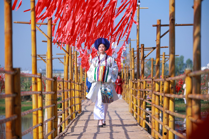 Hà Nội: Rực rỡ với 'bộ sưu tập' áo dài trong ngày đầu năm - 11