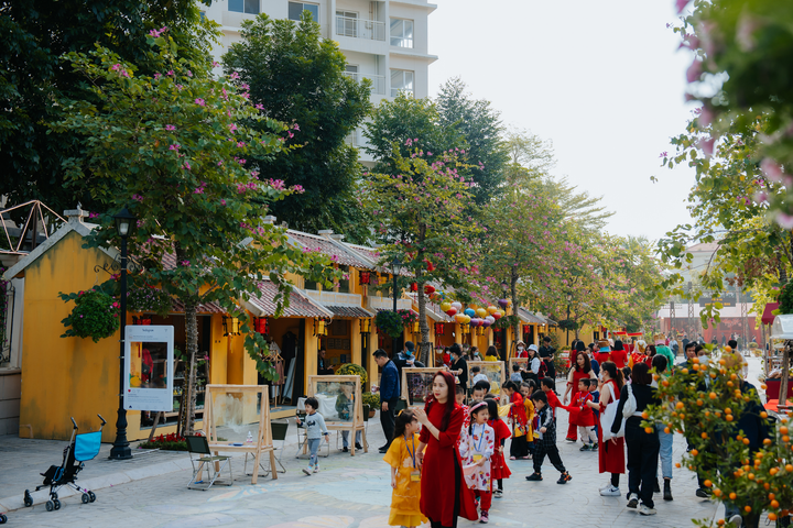 Hà Nội: Rực rỡ với 'bộ sưu tập' áo dài trong ngày đầu năm - 12