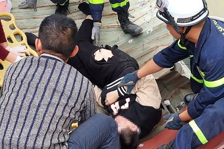 Hà Nội: Cứu thành công nam thanh niên rơi từ tầng 11 chung cư - 1