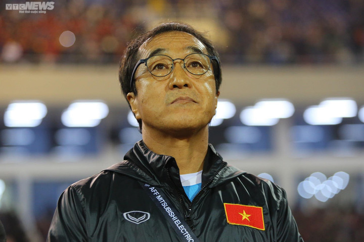 HLV Lee Young-jin: Bóng đá Việt Nam cần nhiều cầu thủ xuất ngoại - 1