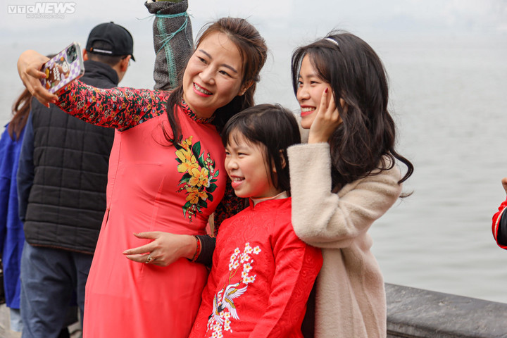 Người Hà Nội tấp nập đi lễ chùa đầu năm Quý Mão 2023 - 8