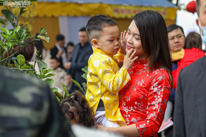 Người Hà Nội tấp nập đi lễ chùa đầu năm Quý Mão 2023 - 7