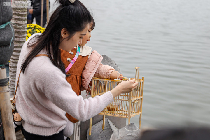 Người Hà Nội tấp nập đi lễ chùa đầu năm Quý Mão 2023 - 9